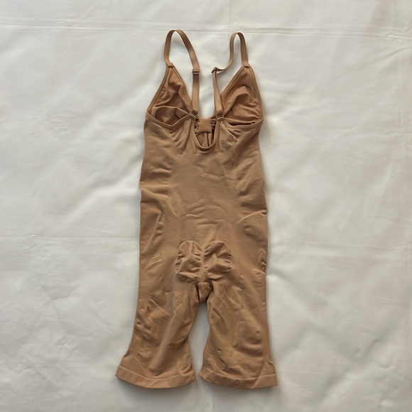 SKIMS SEAMLESS SCULPT MID THIGH BODYSUIT - Picture 3 of 3